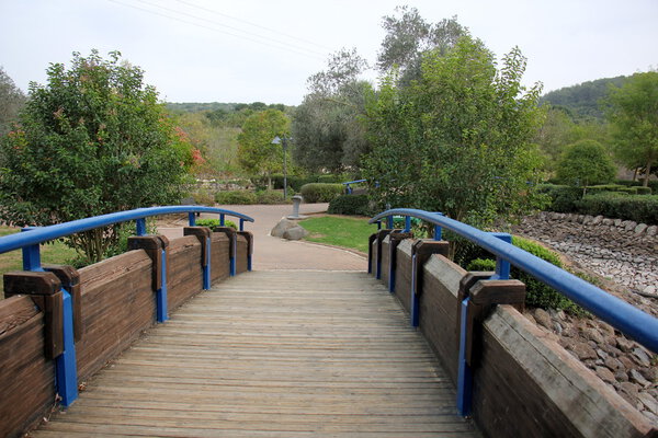 Мост - сооружение, возведенное через реку, озеро
