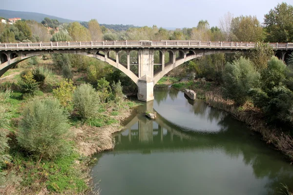 Most - struktura wzniesiona po drugiej stronie rzeki, jeziora — Zdjęcie stockowe