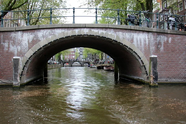 Puente - una estructura erigida a través del río, lago — Foto de Stock