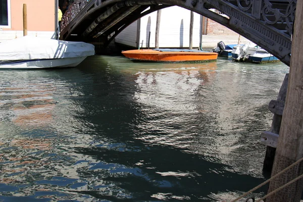 Ponte - uma estrutura erguida através do rio, lago — Fotografia de Stock