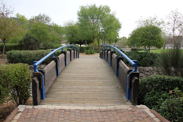 Мост - сооружение, возведенное через реку, озеро
