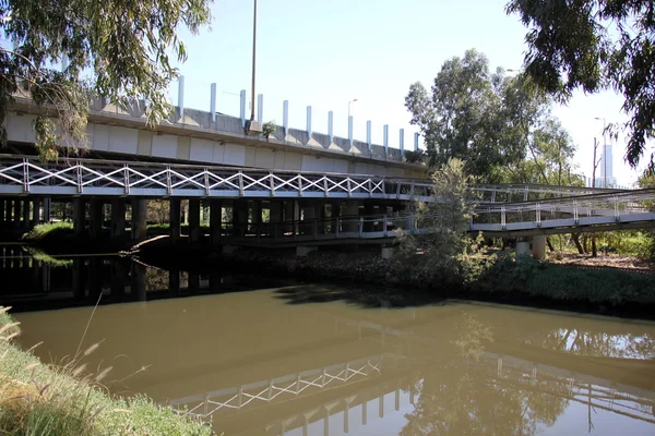 Ponte - uma estrutura erguida através do rio, lago — Fotografia de Stock