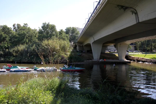 Puente - una estructura erigida a través del río, lago —  Fotos de Stock