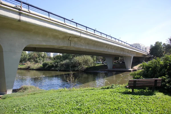 Brücke - ein Bauwerk, das über den Fluss, den See errichtet wurde — Stockfoto