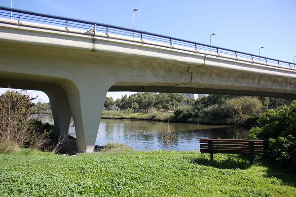 Brücke - ein Bauwerk, das über den Fluss, den See errichtet wurde — Stockfoto
