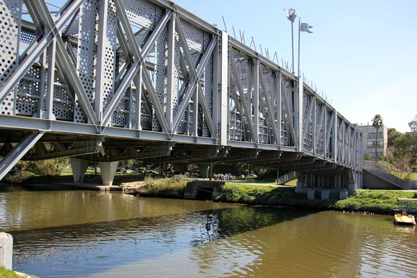 Puente - una estructura erigida a través del río, lago — Foto de Stock