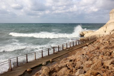 Deniz kıyısındaki taşlar