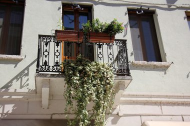 bizi izliyor pencere