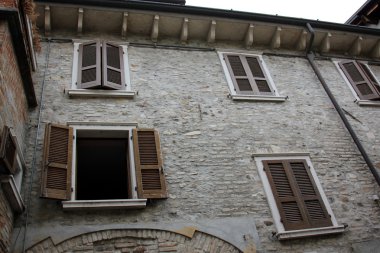 bizi izliyor pencere