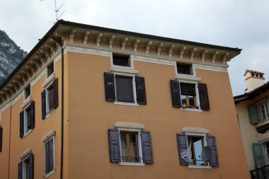 bizi izliyor pencere