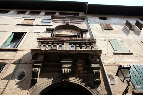 Janela - Detalhe arquitetônico de um edifício — Fotografia de Stock