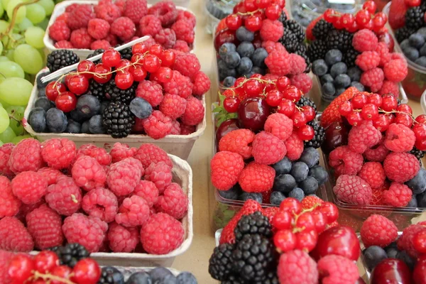 Fruits and berries — Stock Photo, Image