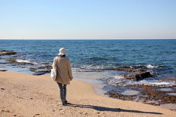 Persone vicino al mare — Foto Stock