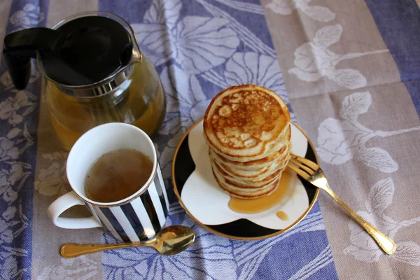 Pancake dengan madu — Stok Foto