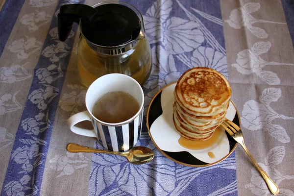 Pancakes with honey — Stock Photo, Image