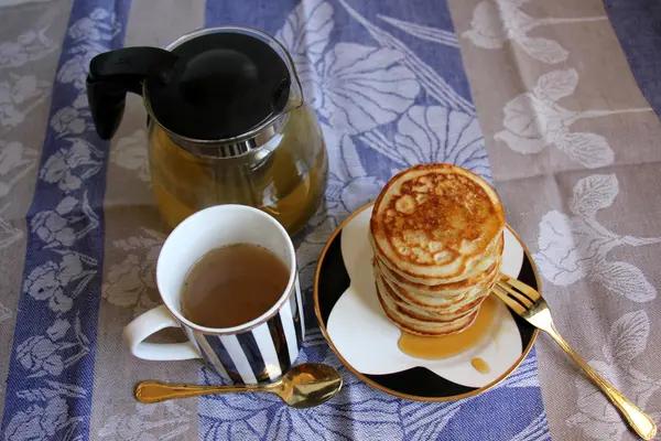 Pancakes with honey — Stock Photo, Image