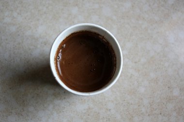 bir fincan sıcak kahve