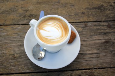 bir fincan sıcak kahve