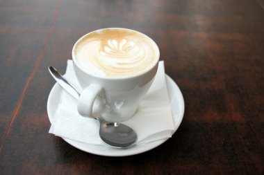 bir fincan sıcak kahve