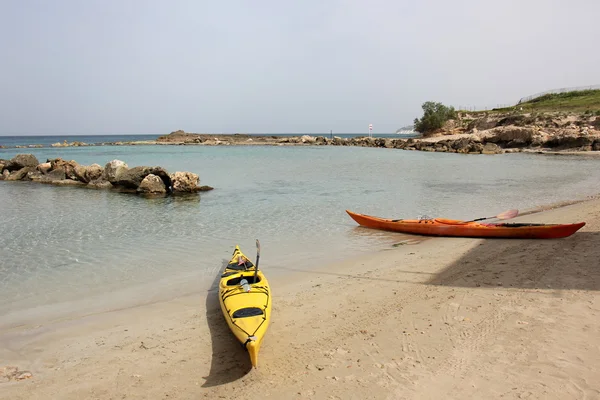 Kajak op het strand — Stockfoto