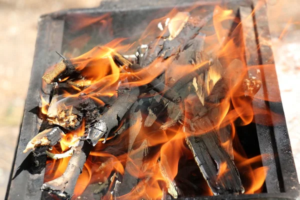 Fuoco nel braciere che brucia — Foto Stock