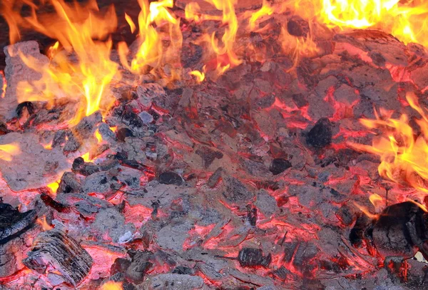 Feuer im Kohlenbecken brennt — Stockfoto