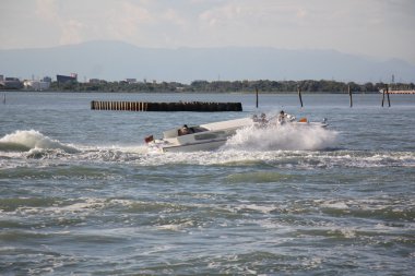 su üzerinde ulaşım