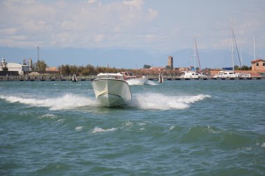 su üzerinde ulaşım