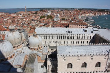 Venedik çatıları ve sokakları