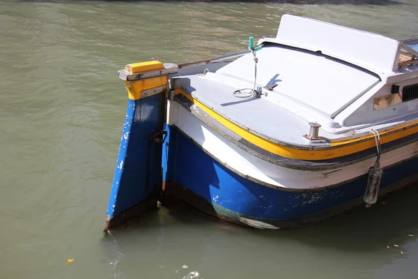 Medios de transporte sobre el agua — Foto de Stock