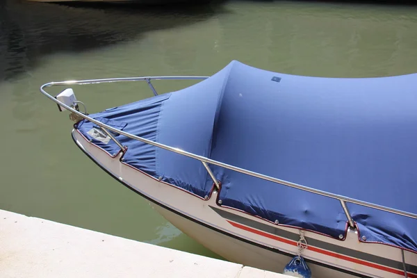 Medios de transporte sobre el agua — Foto de Stock