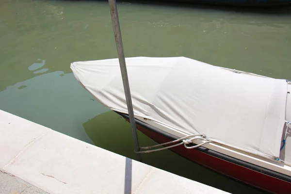 Vervoermiddelen voor vervoer over water — Stockfoto