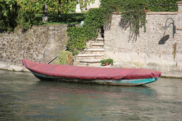 Medios de transporte sobre el agua — Foto de Stock