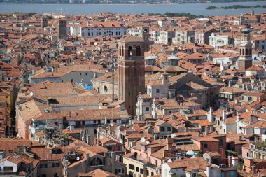 Venedik çatıları ve sokakları