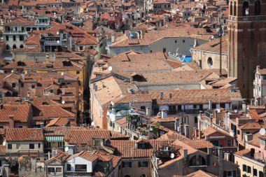 Venedik çatıları ve sokakları