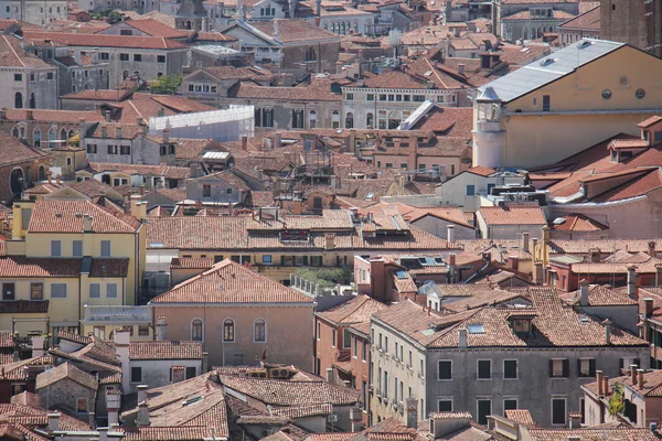Venedik çatıları ve sokakları