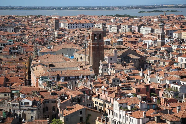 Venedik çatıları ve sokakları