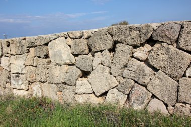 taşlar her yerdeler