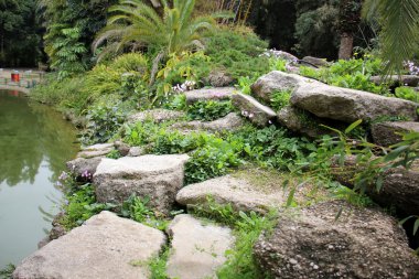 taşlar her yerdeler