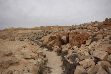 taşlar her yerdeler