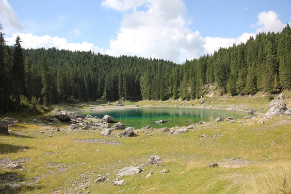 Karersee ou Rainbow Lake — Fotografia de Stock