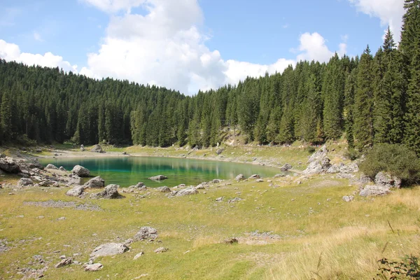 Karersee ou Rainbow Lake — Fotografia de Stock