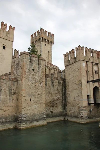 Alte festung in sirmione — Stockfoto