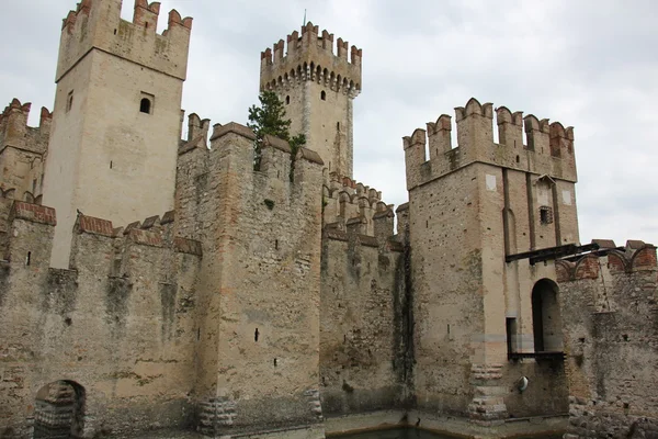 Starobylé pevnosti v Sirmione — Stock fotografie