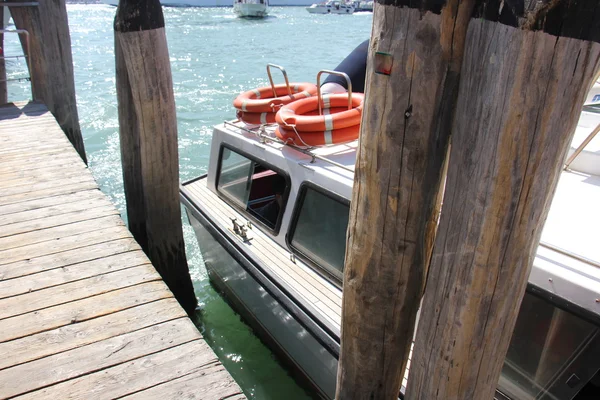 Mit dem Boot Rettungsring — Stockfoto