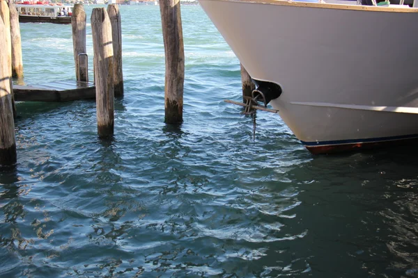 Poste d'amarrage pour bateaux d'amarrage — Photo