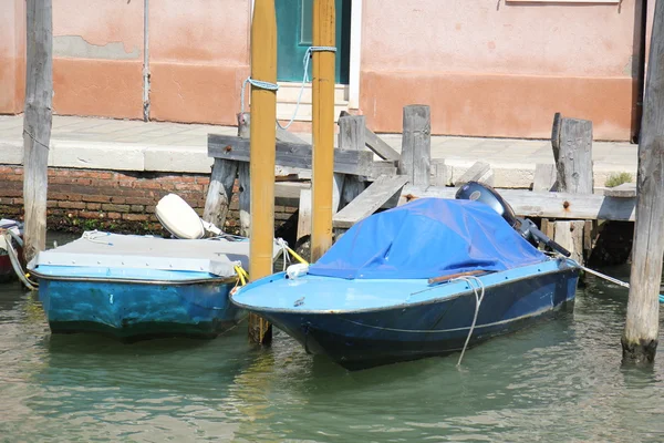 Poste d'amarrage pour bateaux d'amarrage — Photo