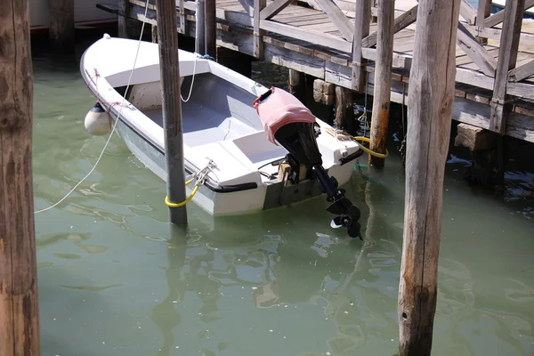 Poste d'amarrage pour bateaux d'amarrage — Photo