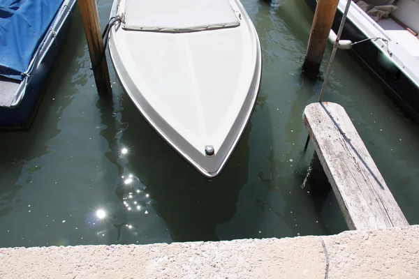 Poste d'amarrage pour bateaux d'amarrage — Photo