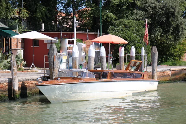 Poste d'amarrage pour bateaux d'amarrage — Photo